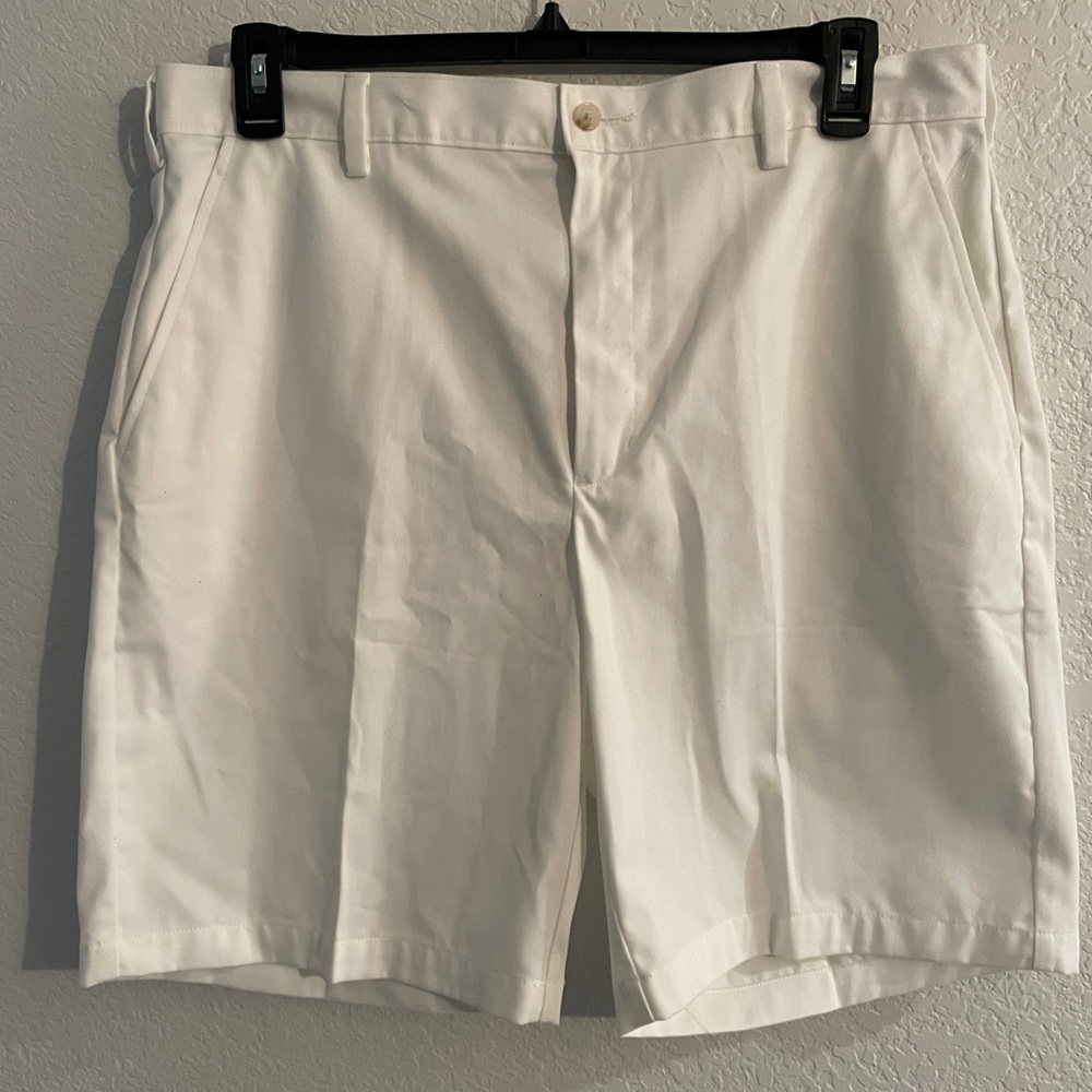 Jos A. Bank men’s 100% cotton white button shorts size 36.